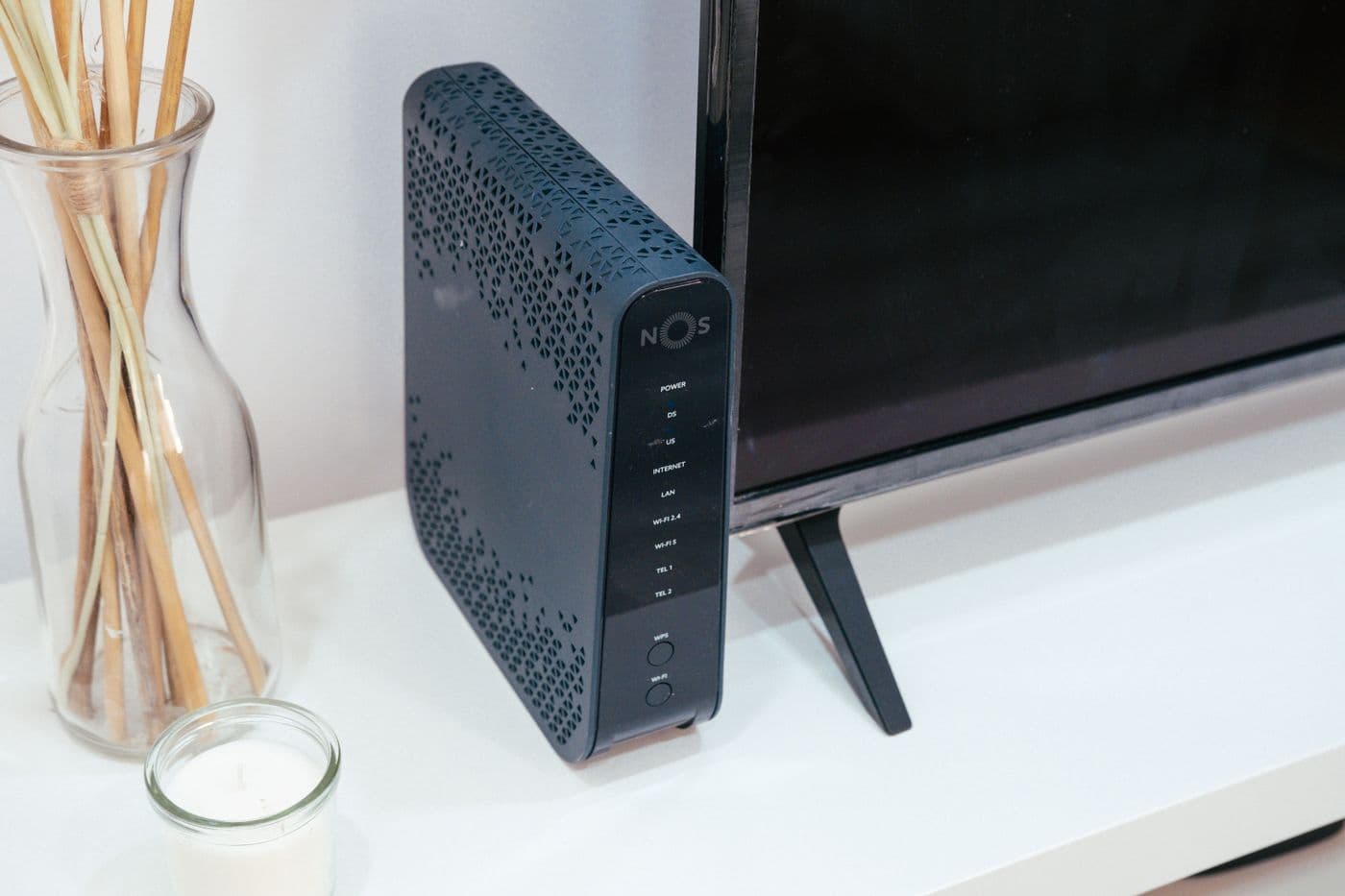 Módem de internet junto a un televisor en el salón de una casa